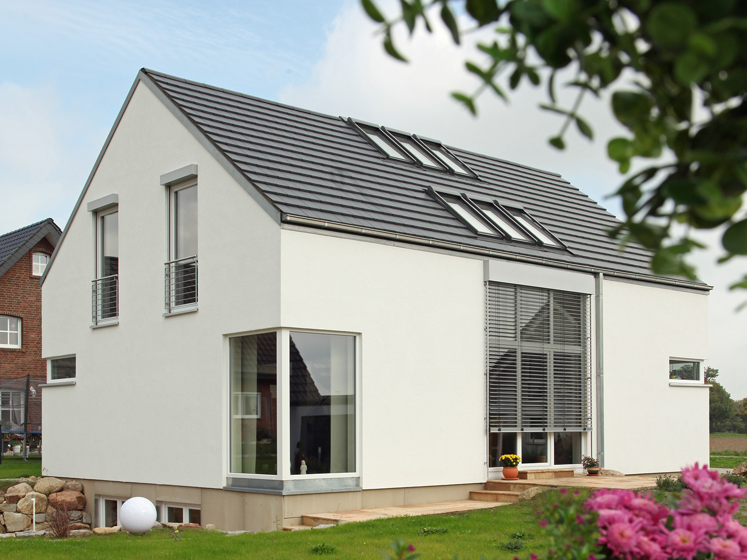 Modernes Studiohaus Hannover mit riesigen Fenstern zum Sterne gucken und Lichtdurchflutetem Wohnzimmer als Holzrahmenhaus (Fertighaus) oder Massivhaus Hausbau in  Braunschweig, Königslutter, Gifhorn, Peine, Wolfsburg, Salzgitter und Wolfenbüttel.