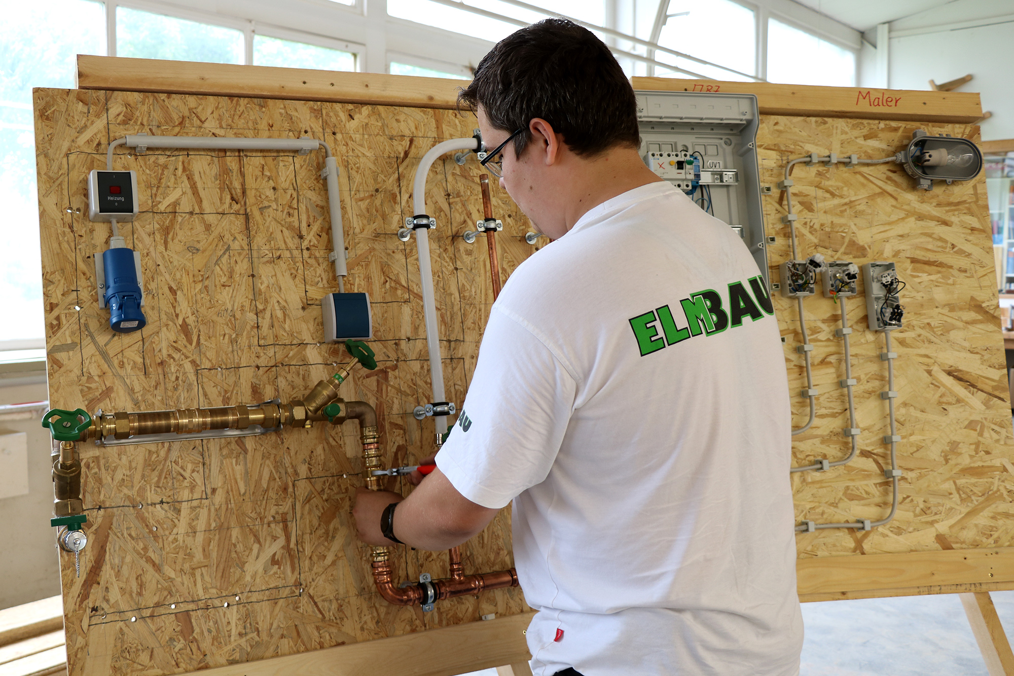 ElmBau - Ausbildung zum Anlagenmechaniker, Azubis verlegt Heizungsleitungen im Ausbildungszentrum