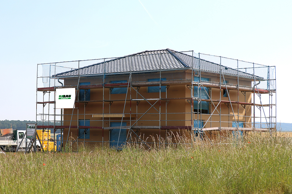 ElmBau - Bau eines Holzrahmenhaus, Holzrahmenskellethaus, Rohbau mit einem Baugerüst drum