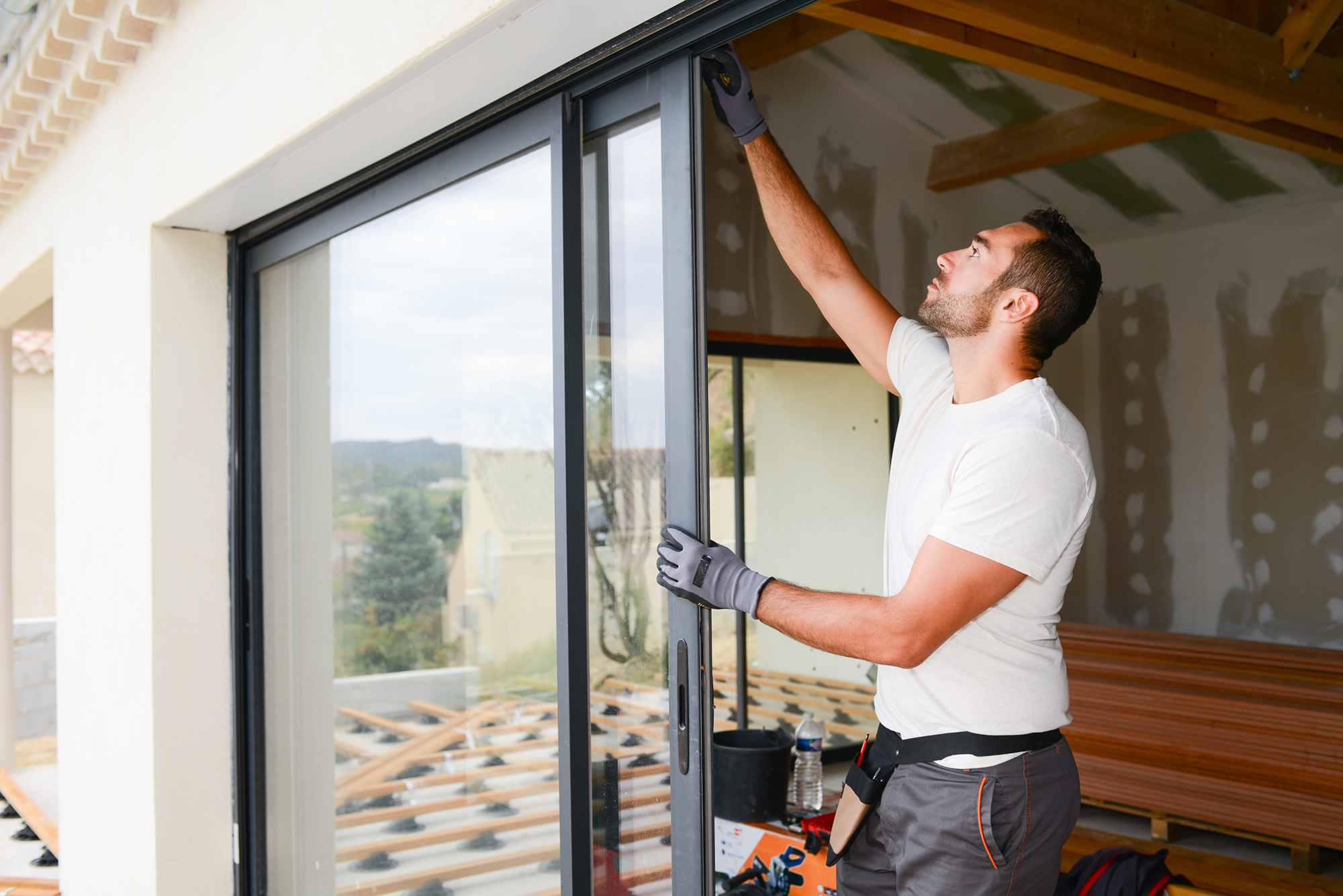 Elm Bau - Glaser, Fensterbauer installiert Schiebefenster, Schiebetür