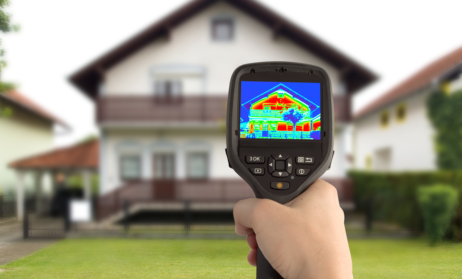 Wärmebildkamera an einem Haus um optimale Energiekonzepte zu erstellen