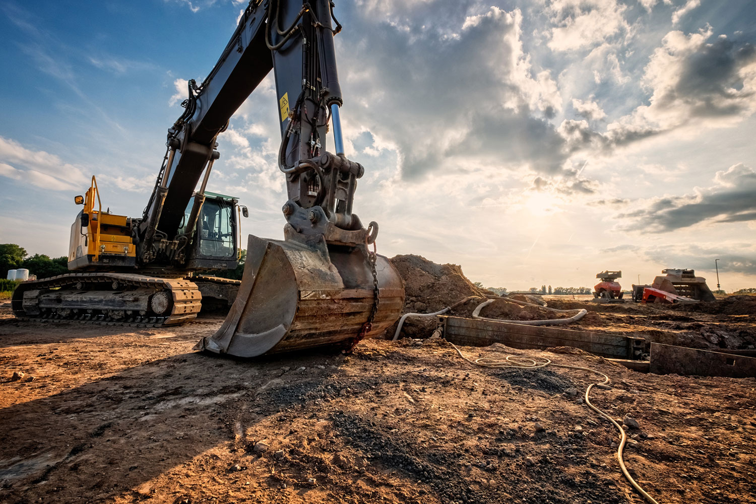 Elm Bau - Bagger macht Erdarbeiten auf einer Baustelle